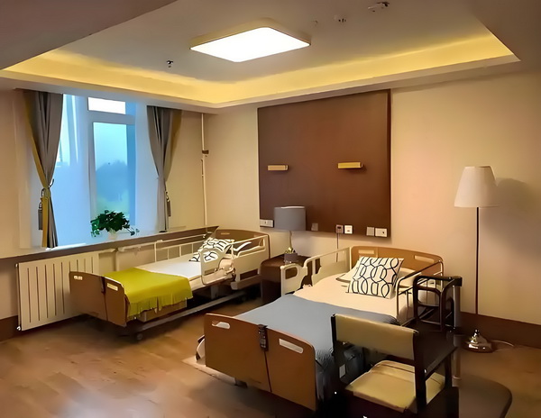 53岁朱茵住山里开破车？